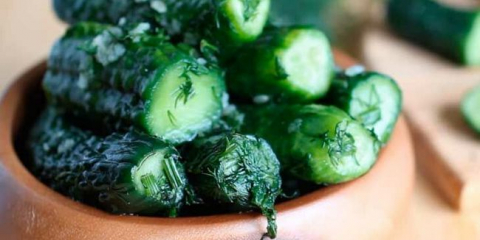 Křupavé solené okurky v sáčku s koprem a česnekem za 5 minut